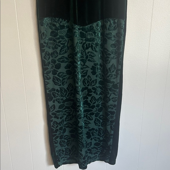 Beautiful vintage velvet emerald green dress with floral burnout pattern. - Picture 5 of 11